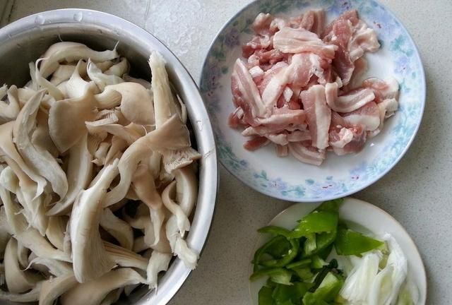 平菇炒肉片怎么做(平菇炒肉片的简单做法)图7