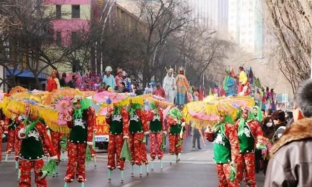 过春节，你希望看到中华传统民俗吗比如耍社火、踩高跷、舞龙舞狮等能烘托气氛的活动，怎么样图5