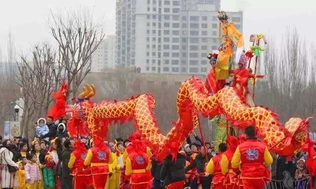 过春节，你希望看到中华传统民俗吗比如耍社火、踩高跷、舞龙舞狮等能烘托气氛的活动，怎么样图7