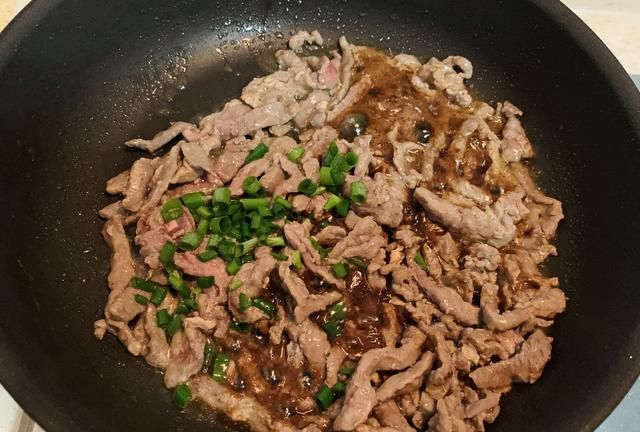 青椒牛肉丝怎么炒好吃(四川味青椒炒牛肉丝)图7