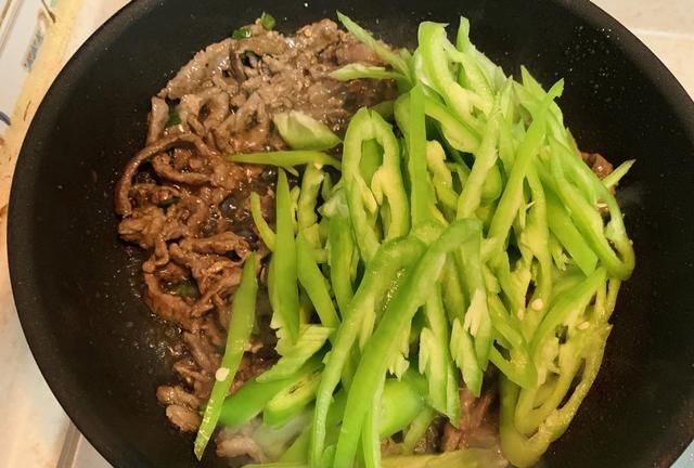 青椒牛肉丝怎么炒好吃(四川味青椒炒牛肉丝)图8