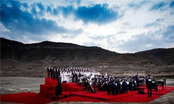 《黄河大合唱》用“风在吼，马在叫，黄河在咆哮”开头，表达了什么图2