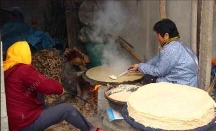 用煎饼鏊子如何摊煎饼
图2