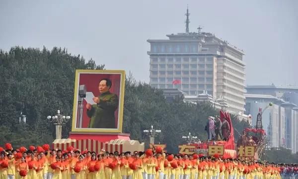 观看70周年国庆大典，哪个场面拨动了你的心弦，使你感动为什么图1